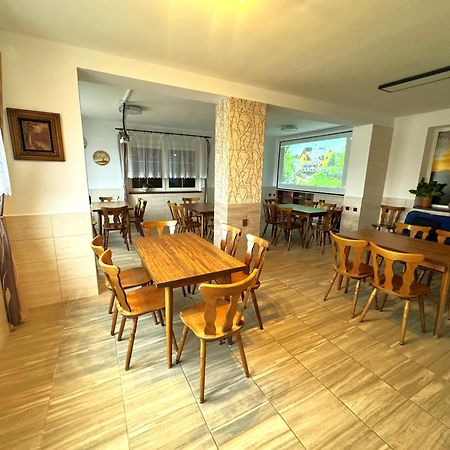 Maxovo Kralovstvi Apartment Rovensko pod Troskami Luaran gambar