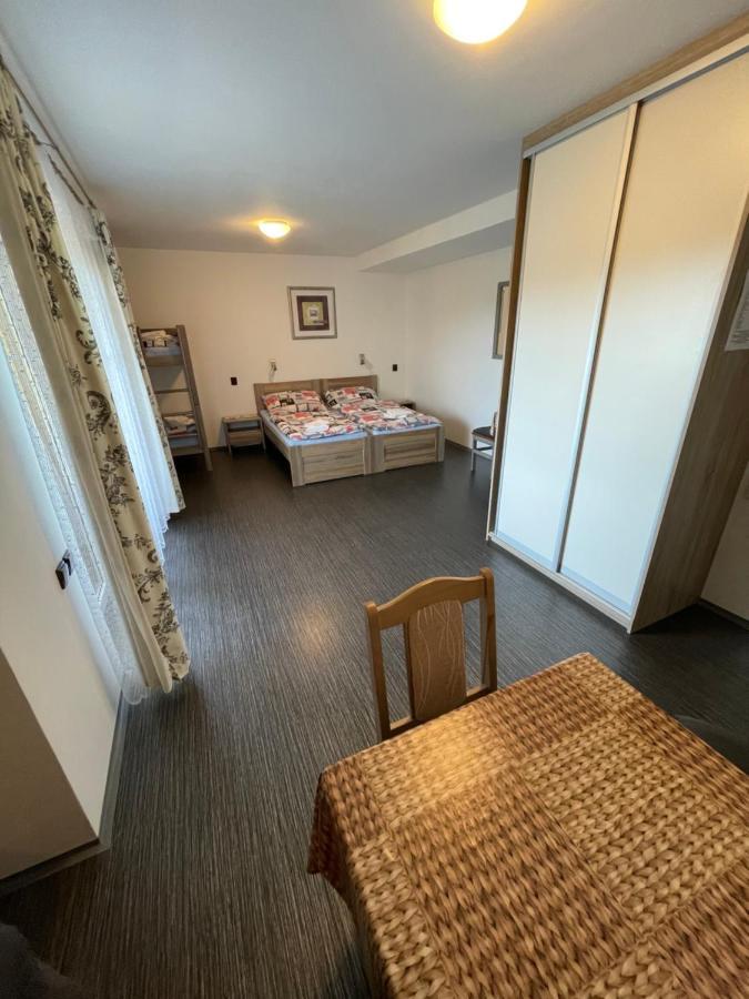 Maxovo Kralovstvi Apartment Rovensko pod Troskami Luaran gambar