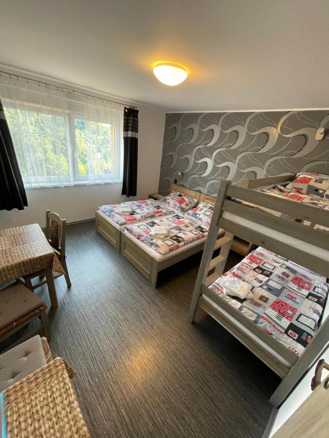 Maxovo Kralovstvi Apartment Rovensko pod Troskami Luaran gambar