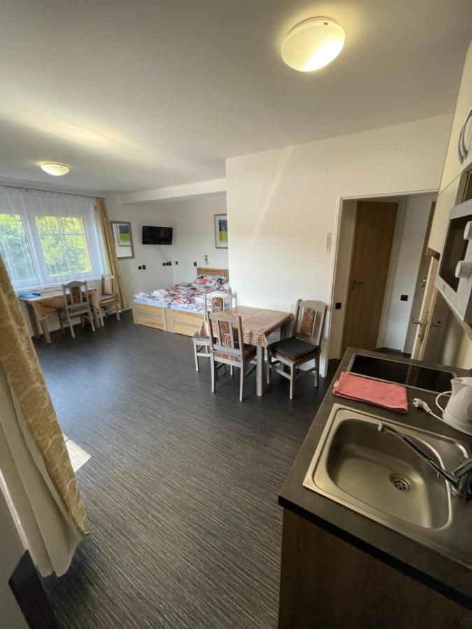 Maxovo Kralovstvi Apartment Rovensko pod Troskami Luaran gambar