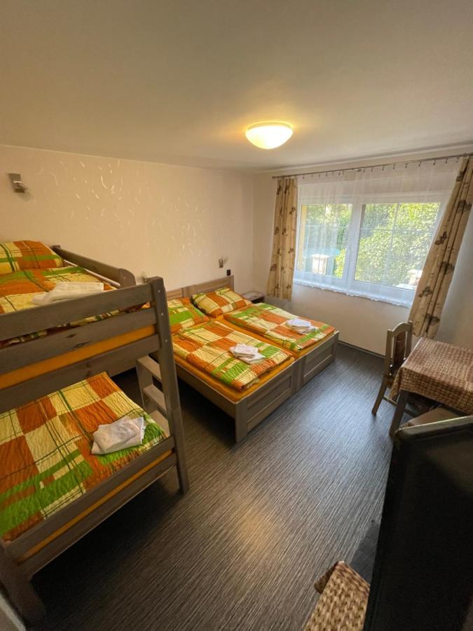 Maxovo Kralovstvi Apartment Rovensko pod Troskami Luaran gambar