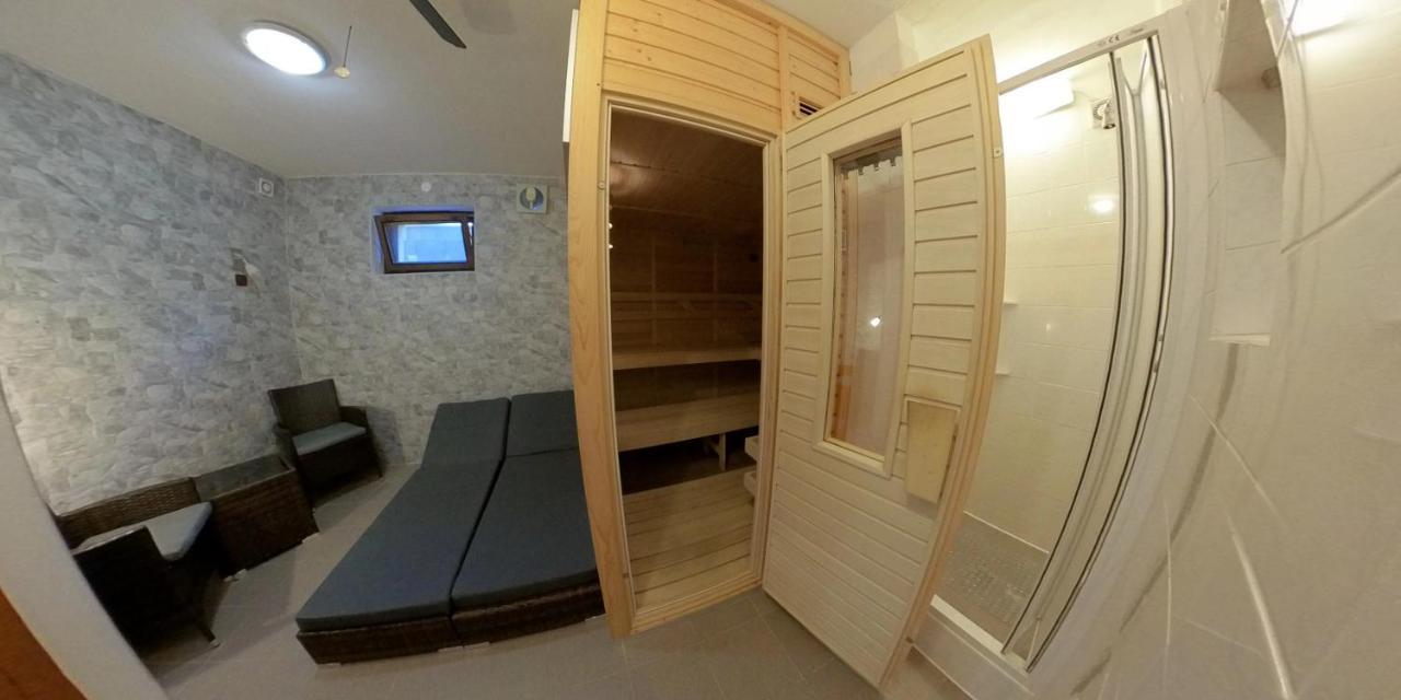 Maxovo Kralovstvi Apartment Rovensko pod Troskami Luaran gambar