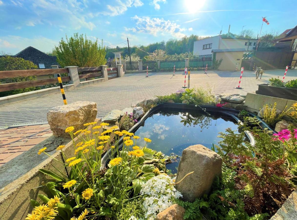Maxovo Kralovstvi Apartment Rovensko pod Troskami Luaran gambar