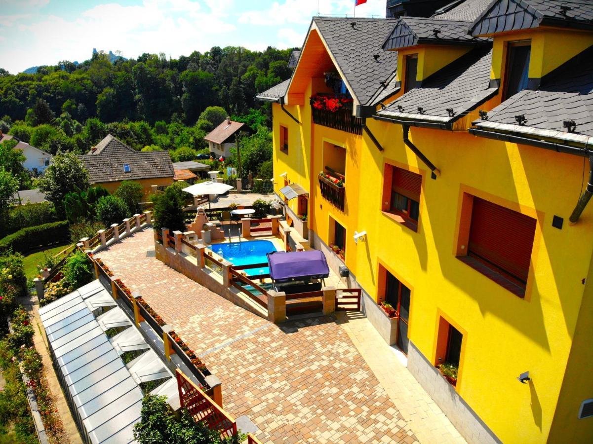 Maxovo Kralovstvi Apartment Rovensko pod Troskami Luaran gambar
