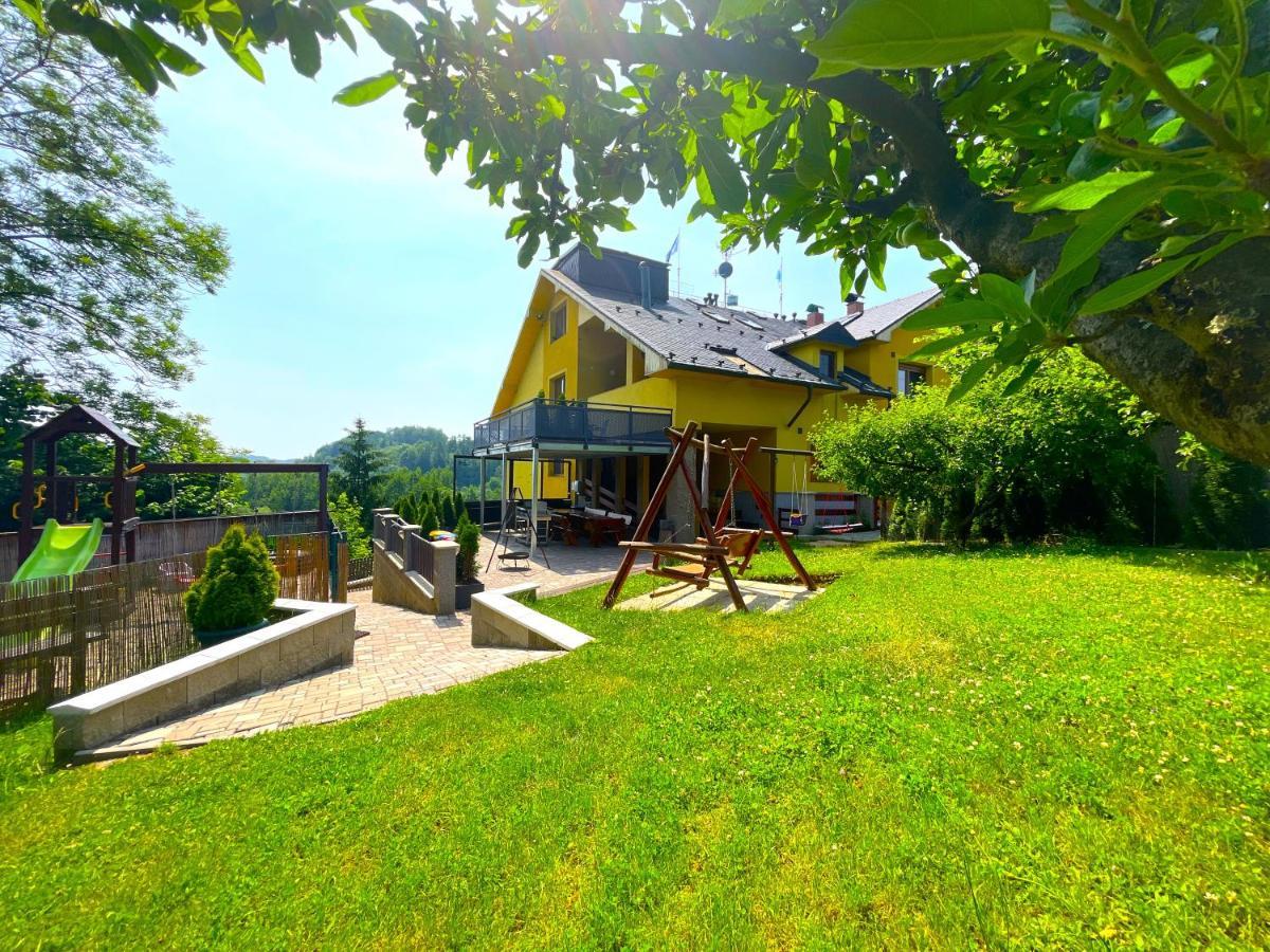 Maxovo Kralovstvi Apartment Rovensko pod Troskami Luaran gambar