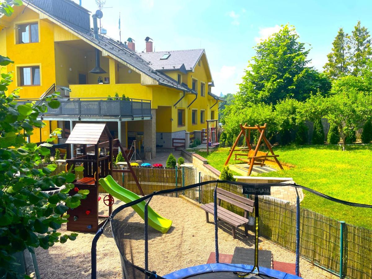 Maxovo Kralovstvi Apartment Rovensko pod Troskami Luaran gambar