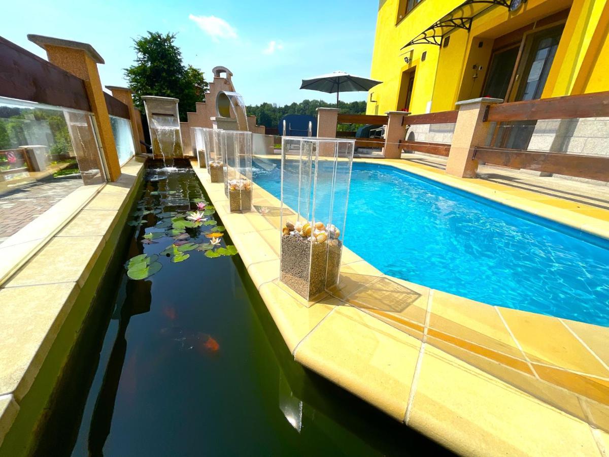 Maxovo Kralovstvi Apartment Rovensko pod Troskami Luaran gambar
