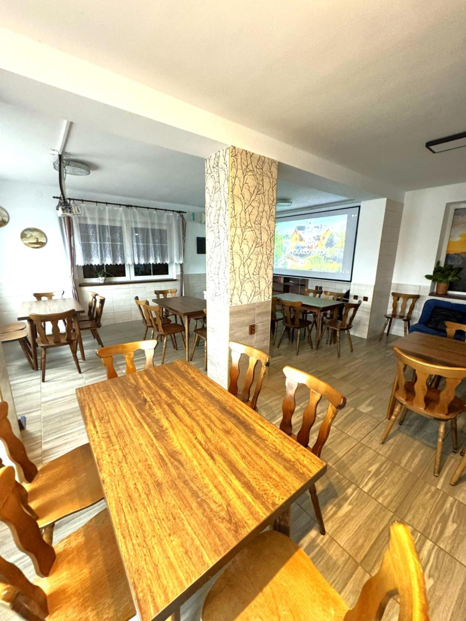 Maxovo Kralovstvi Apartment Rovensko pod Troskami Luaran gambar