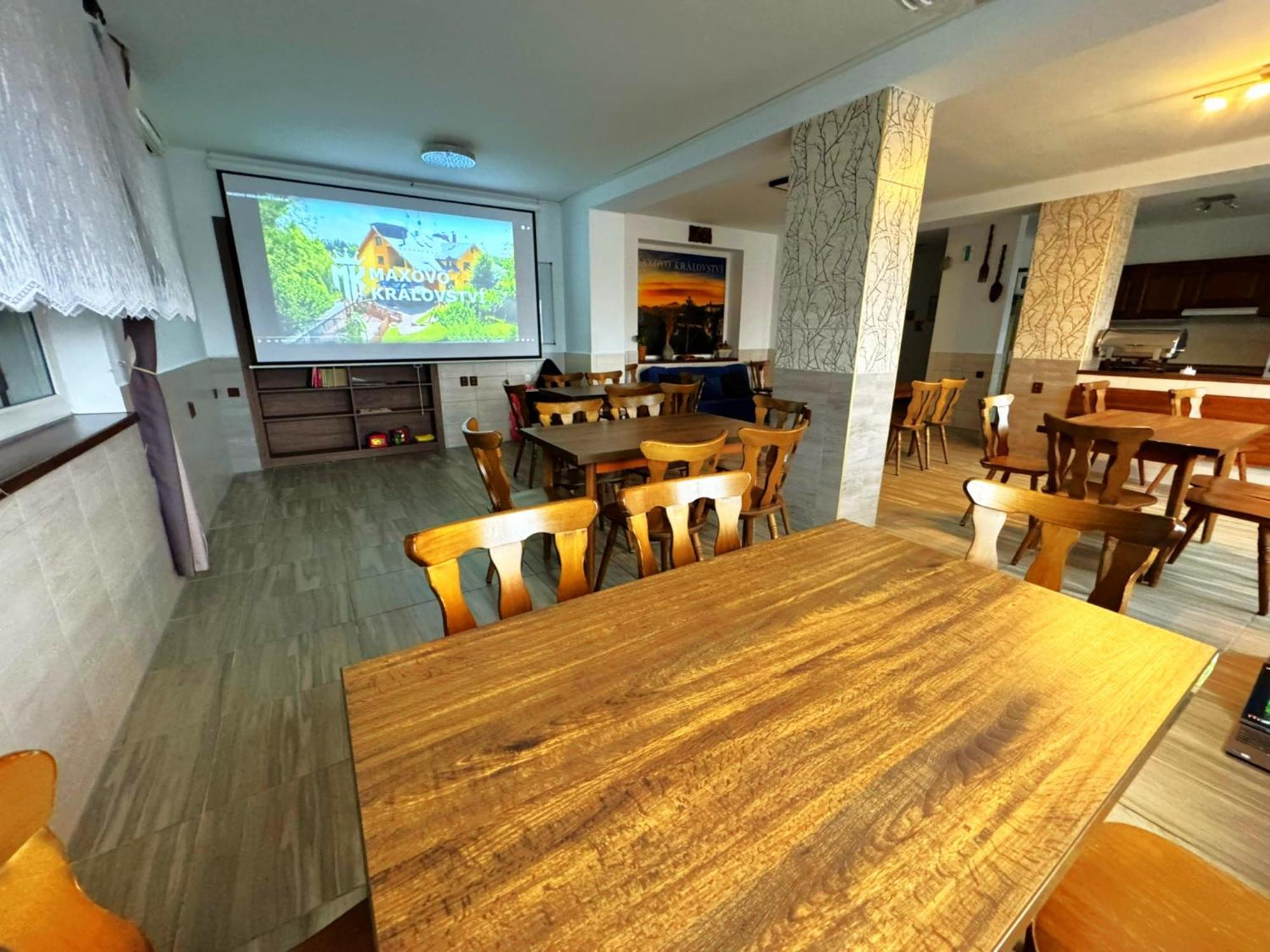 Maxovo Kralovstvi Apartment Rovensko pod Troskami Luaran gambar